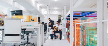 现代简约办公室装修设计典范  集现代、简约和科技感为一体